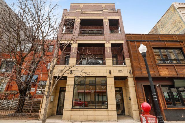 Property Photo:  1640 W Belmont Avenue 4  IL 60657 