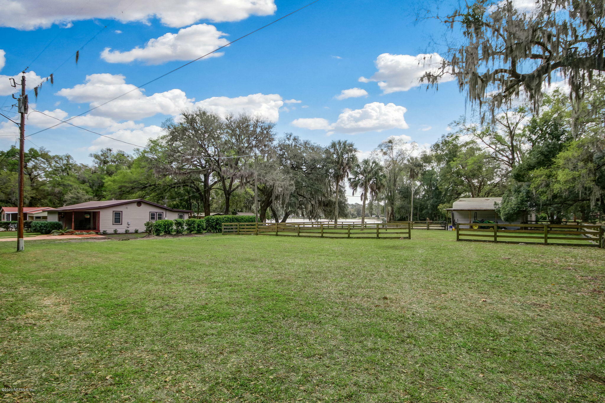 Property Photo:  107 Park Avenue  FL 32181 