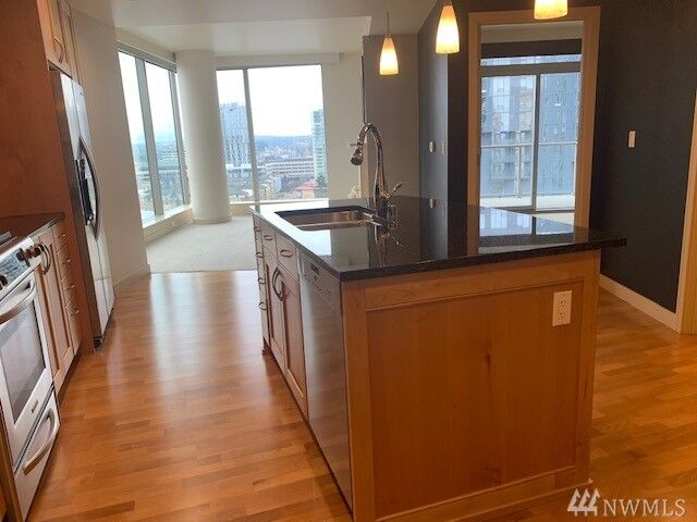 Property Photo: 10650 NE 9th Place 1827 WA 98004