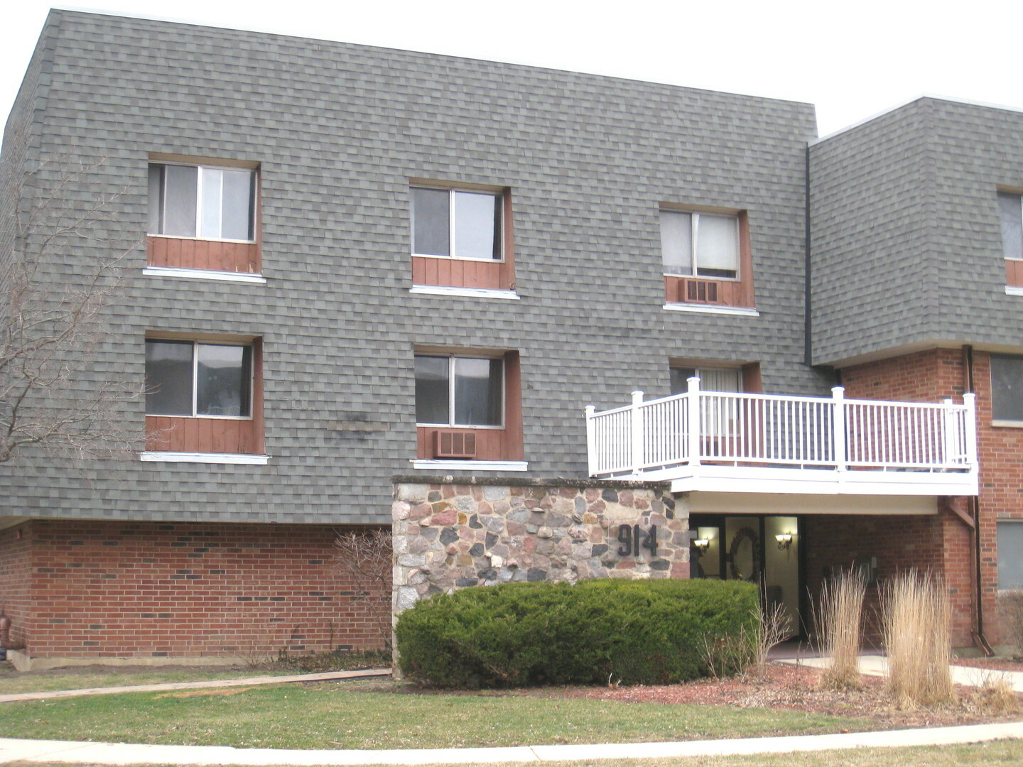 Property Photo:  914 Ridge Square 307  IL 60007 