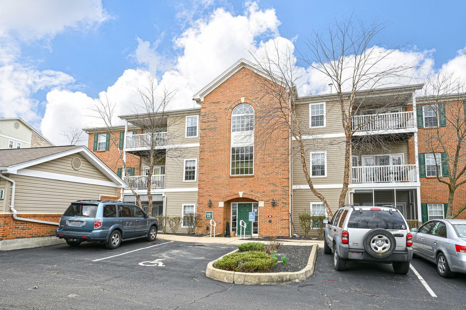 Property Photo:  5461 Michelles Oak Ct H  OH 45248 