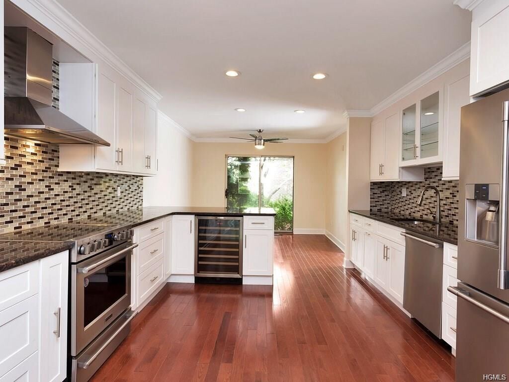 Property Photo:  8 Waterside Close  NY 10709 