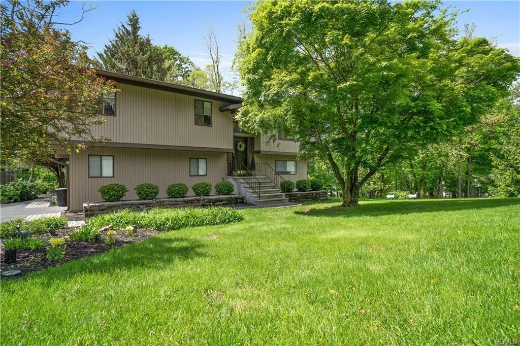 Property Photo:  818 Tulip Drive  NY 10989 