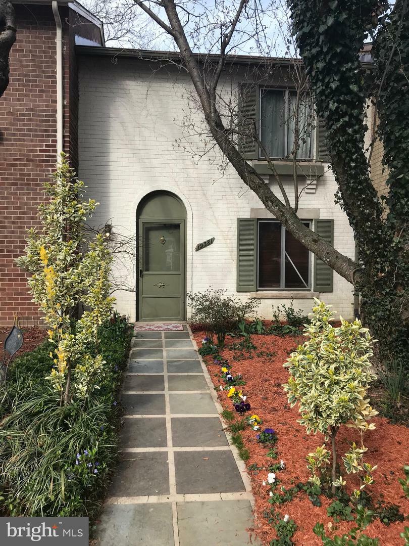 Property Photo: 19381 Keymar Way MD 20886