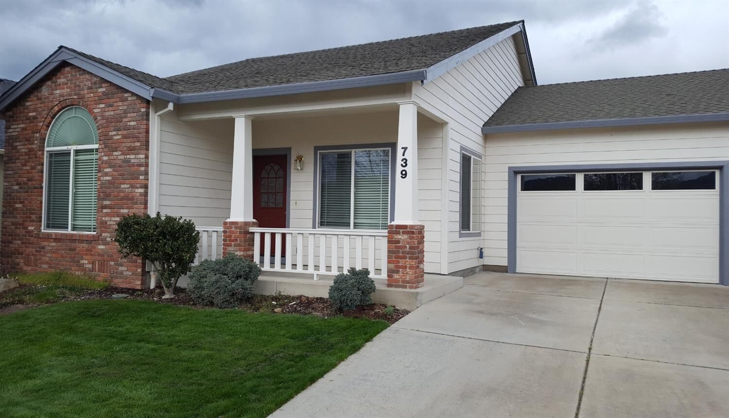 Property Photo:  739 S Haskell Street  OR 97502 