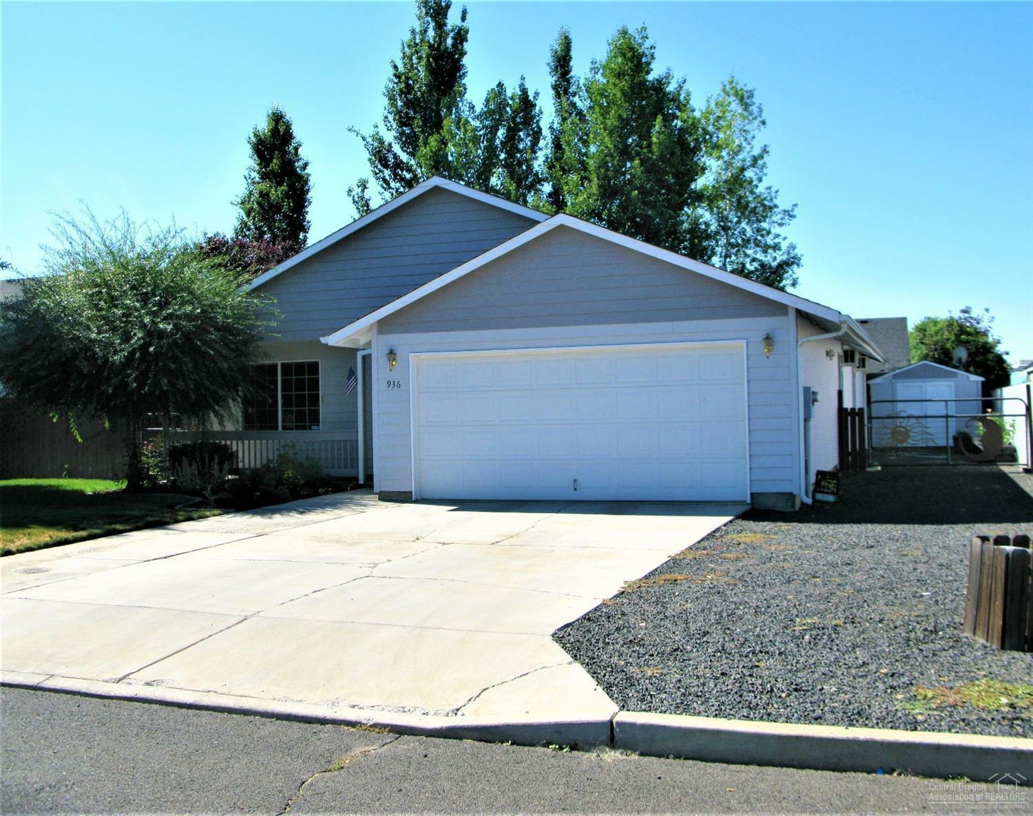 Property Photo:  936 NE Snowberry Street  OR 97754 