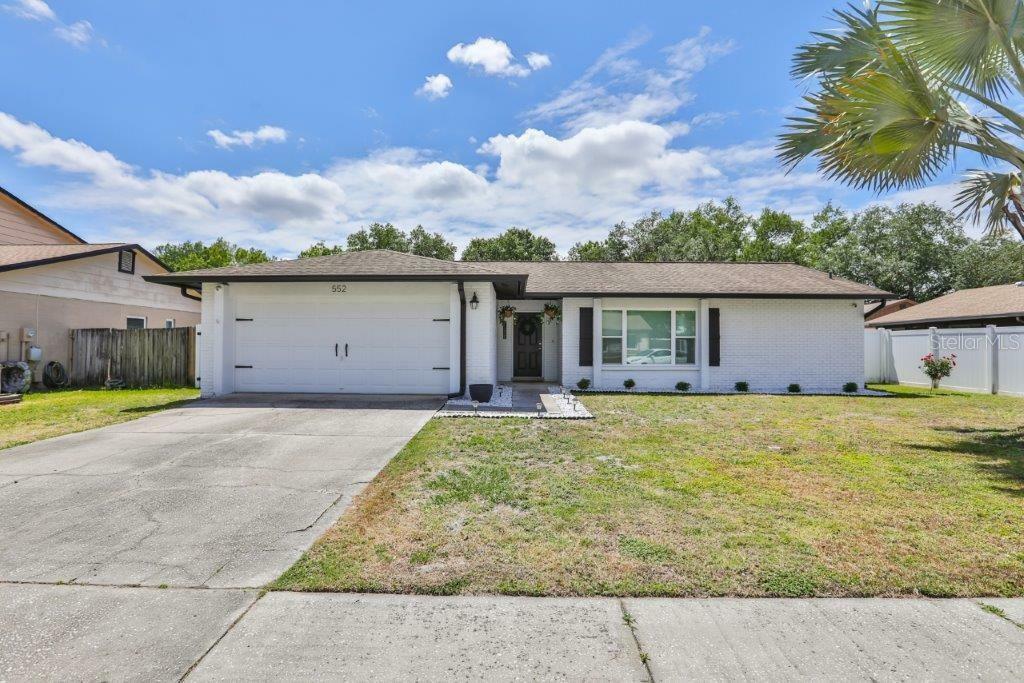 Property Photo:  552 Oak Creek Drive  FL 33511 