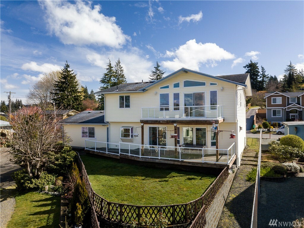 Property Photo:  556 6th Ave S  WA 98020 