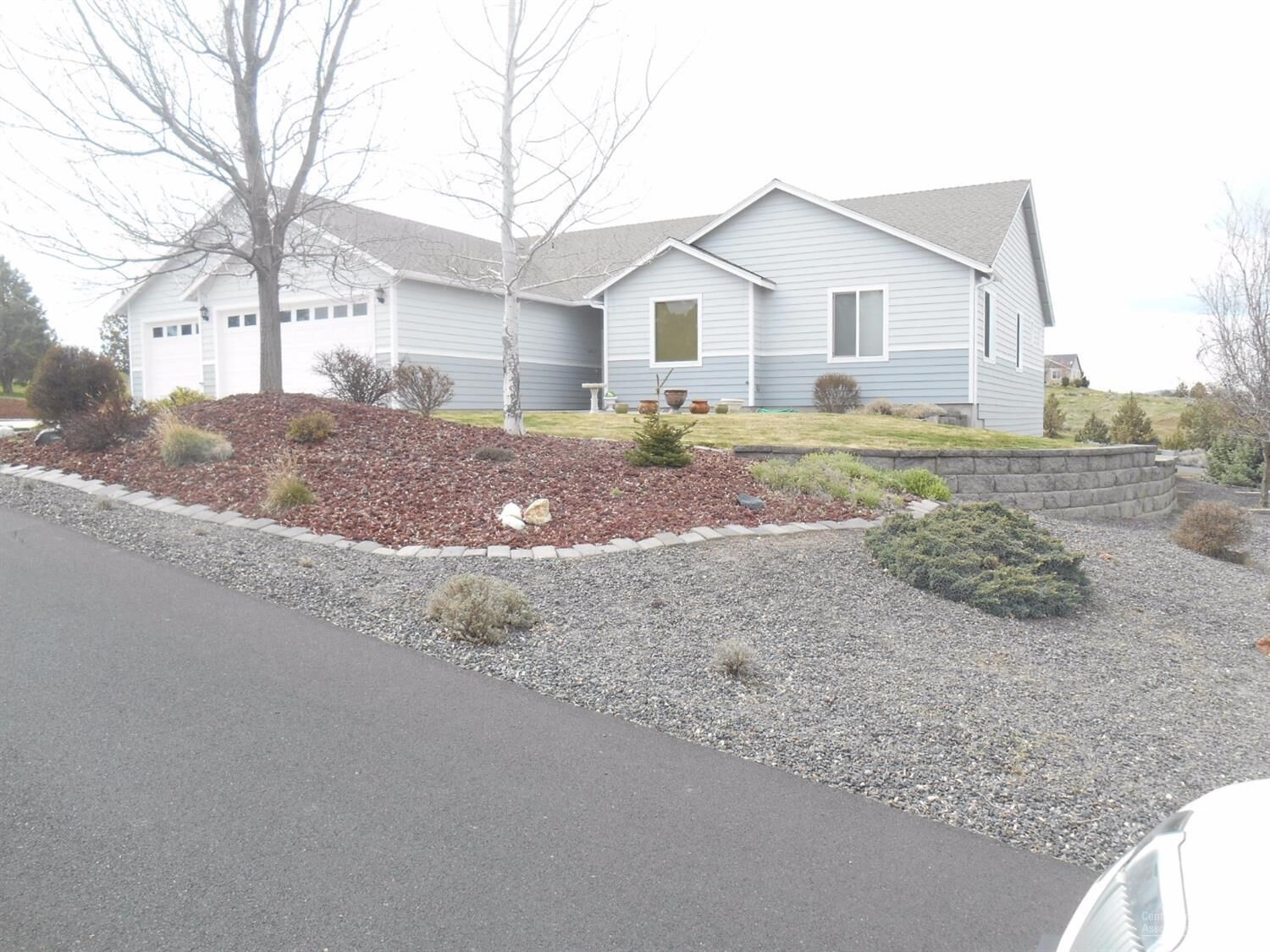 Property Photo: 569 SE Nugget Lane OR 97741