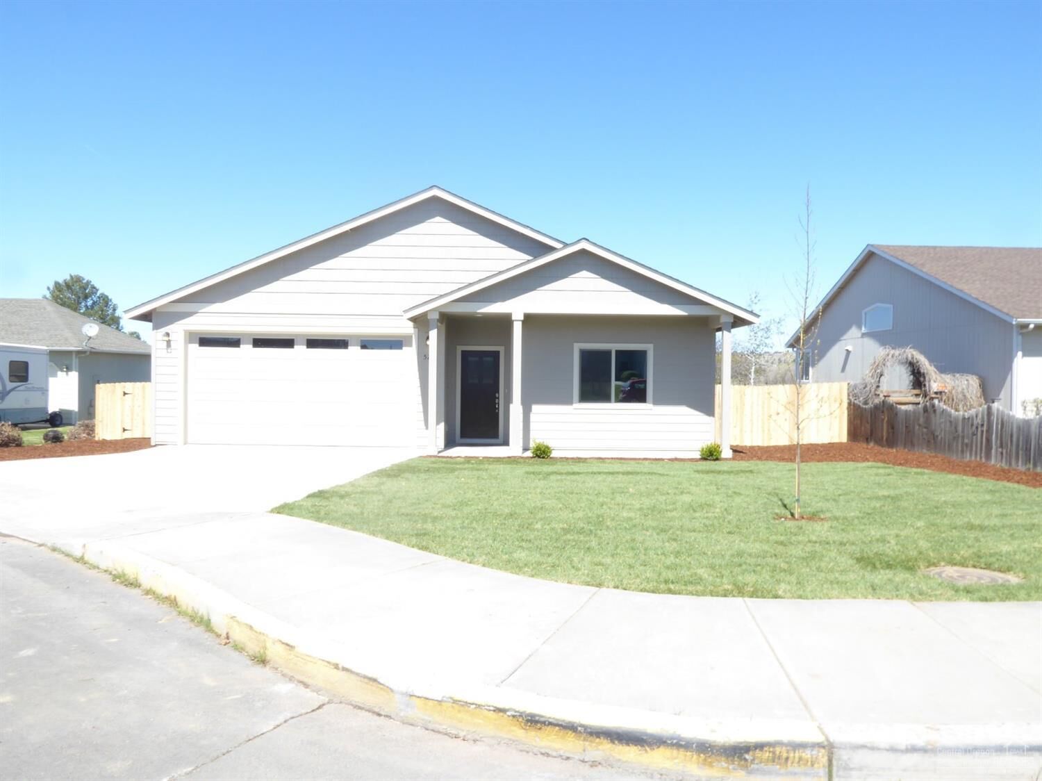 Property Photo: 526 NE Marigold Street OR 97741