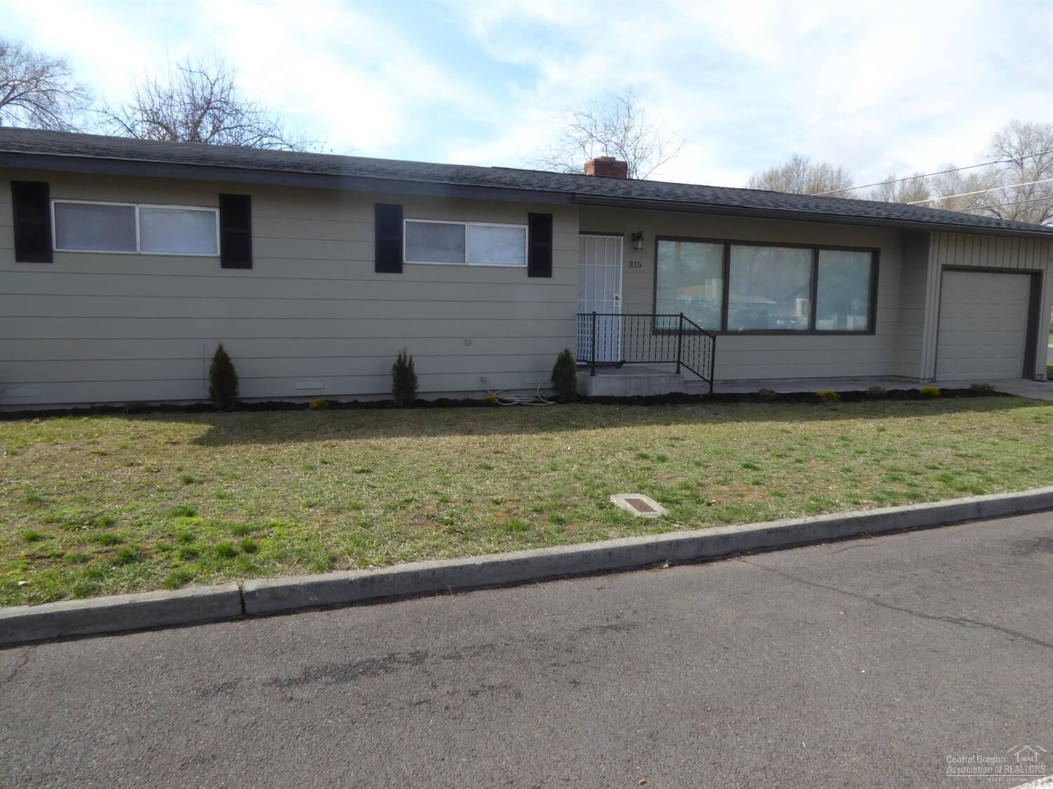 Property Photo:  315 SE C Street  OR 97741 