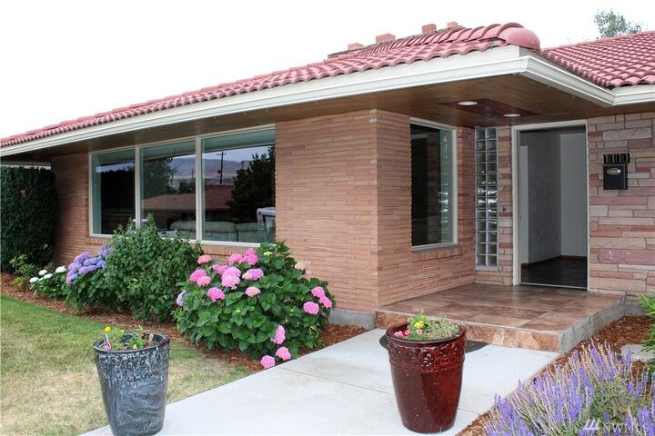 Property Photo:  1111 Cedar St  WA 98801 