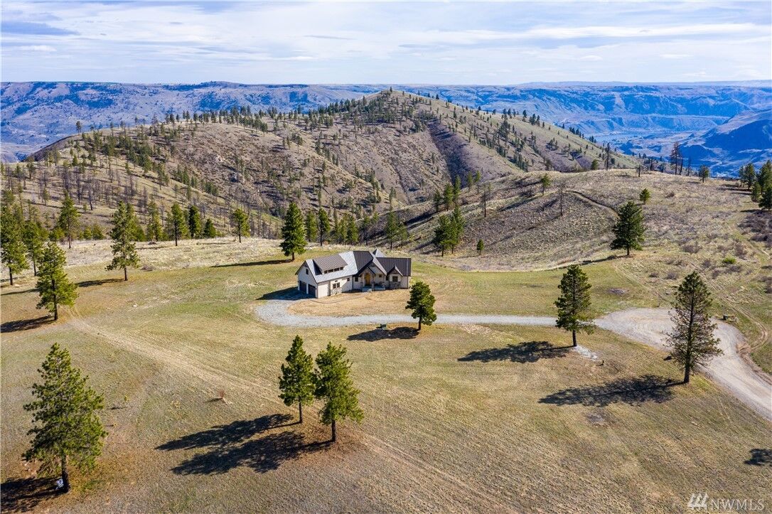 Property Photo: 1125 Blazing Star Lane WA 98816