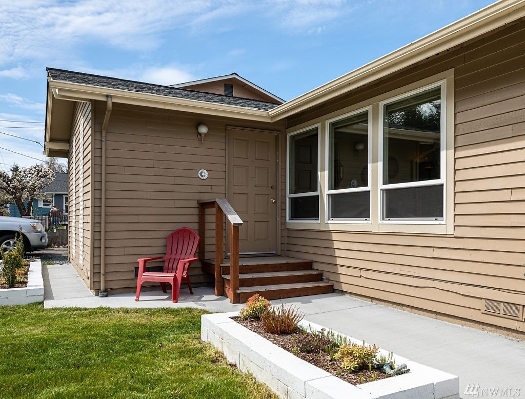 Property Photo: 1406 41st Street WA 98221