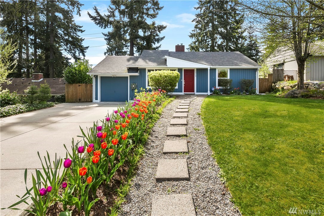 Property Photo:  1219 N 161st St  WA 98133 