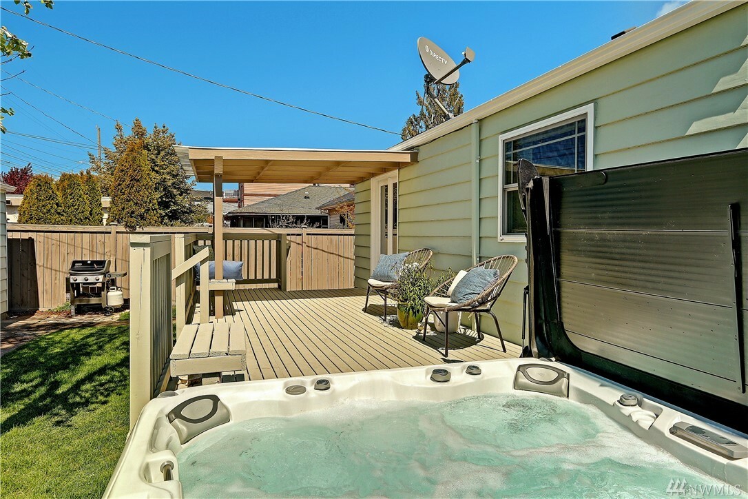 Property Photo:  5639 35th Ave SW  WA 98126 