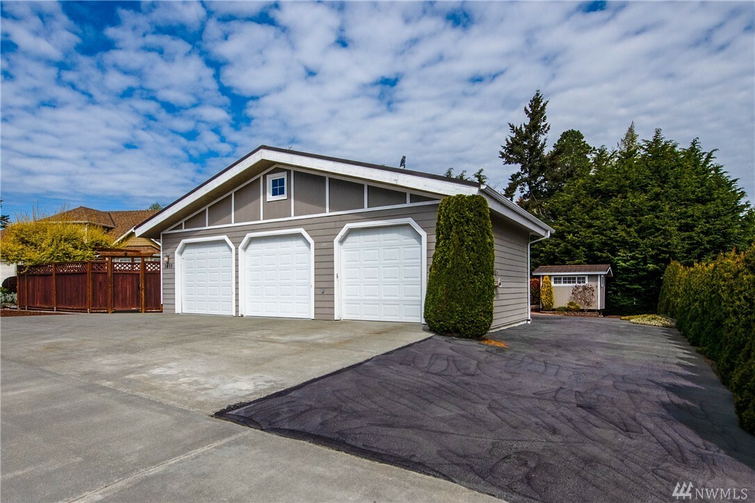 Property Photo:  1610 34th St  WA 98221 