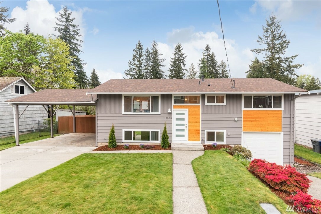Property Photo:  12335 SE 158th St  WA 98058 