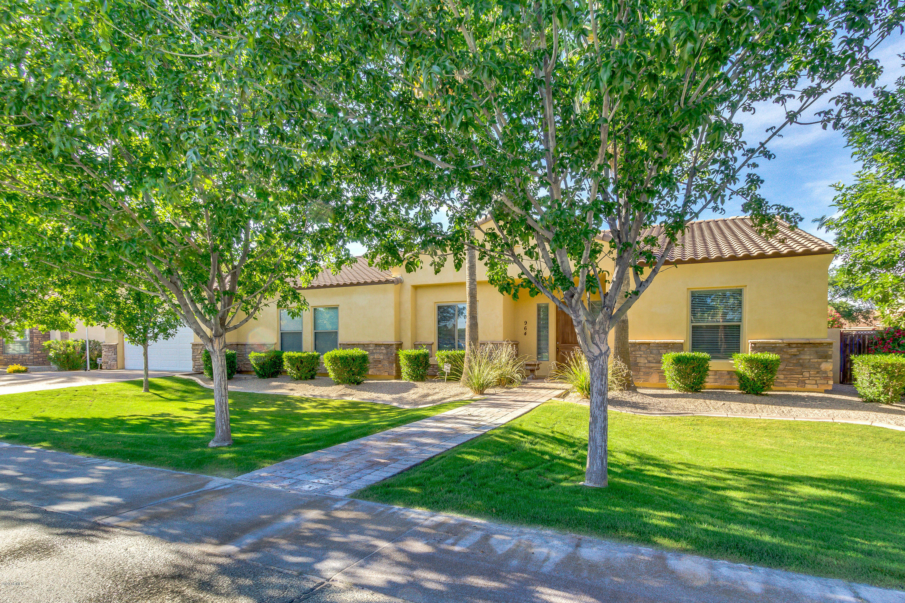 Property Photo:  964 E Prescott Place  AZ 85249 