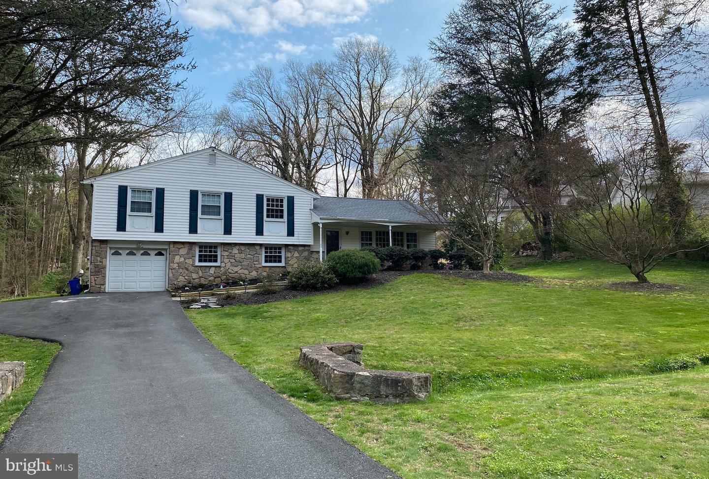 Property Photo:  2 E Glen Circle  PA 19063 