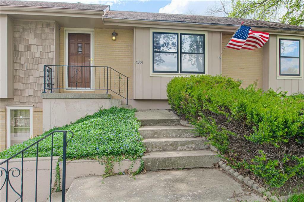 Property Photo: 6901 Cottonwood Drive KS 66216