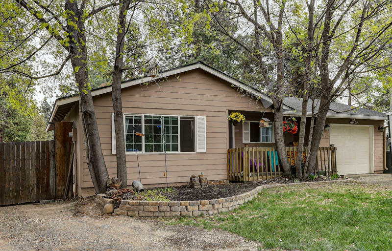 Property Photo: 912 SE 6th Street OR 97702