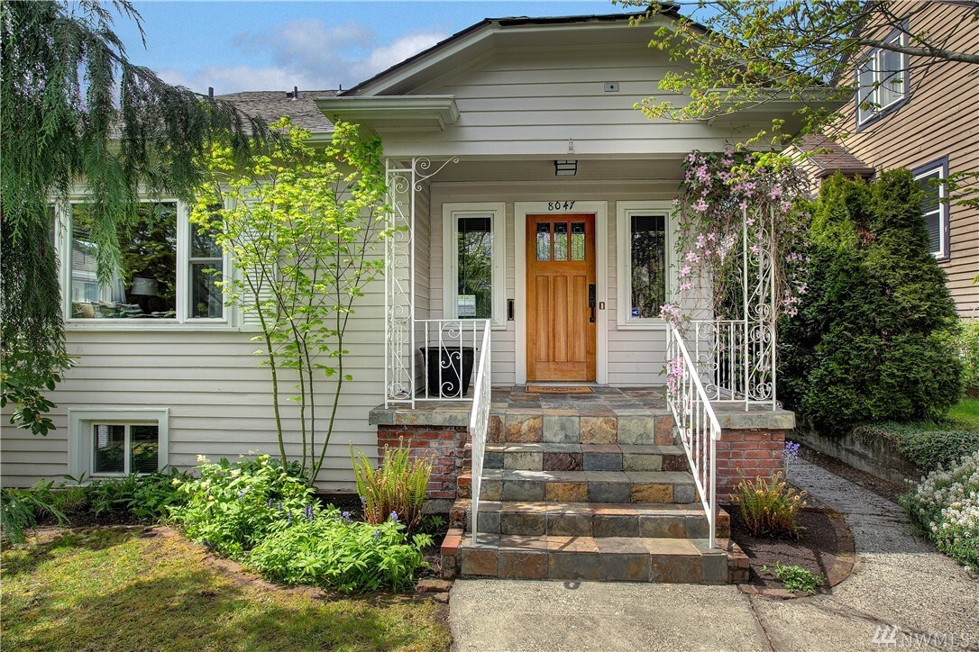 Property Photo: 8047 Brooklyn Avenue NE WA 98115
