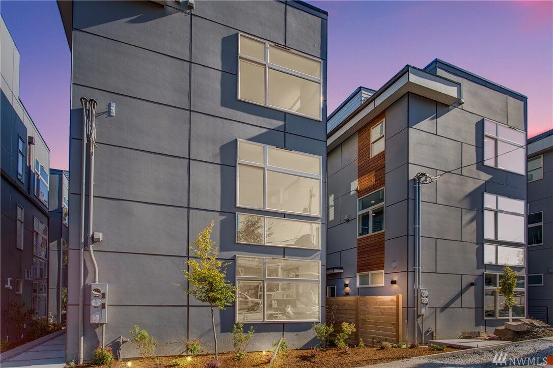 Property Photo:  712 B  Martin Luther King Junior Way  WA 98122 