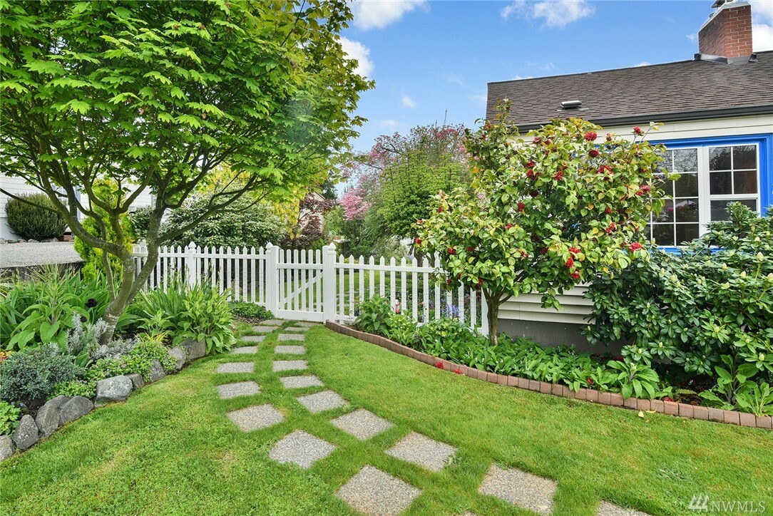 Property Photo:  1101 E 33rd  WA 98310 