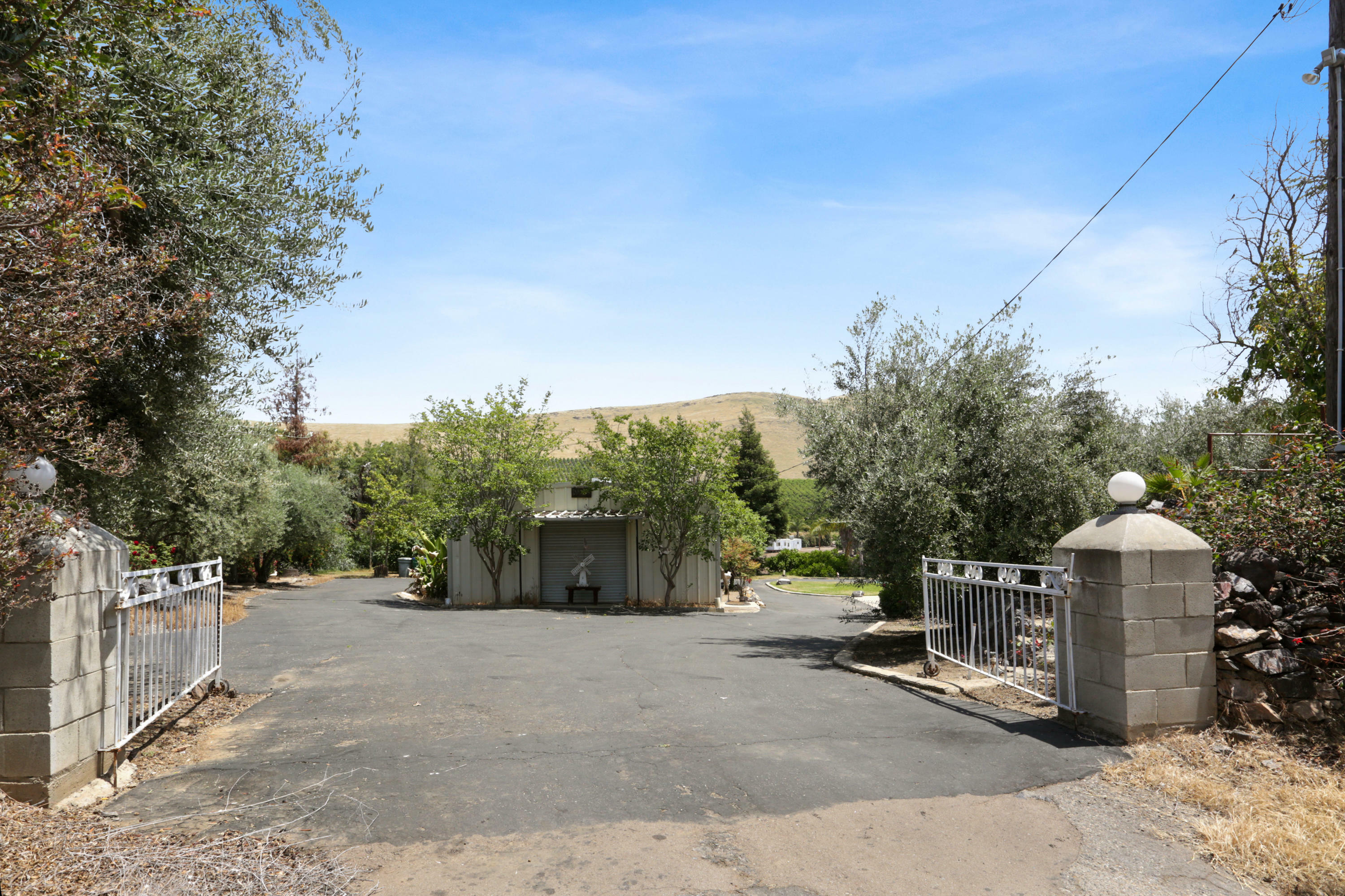 Property Photo:  1831 E Fir Street  CA 93247 