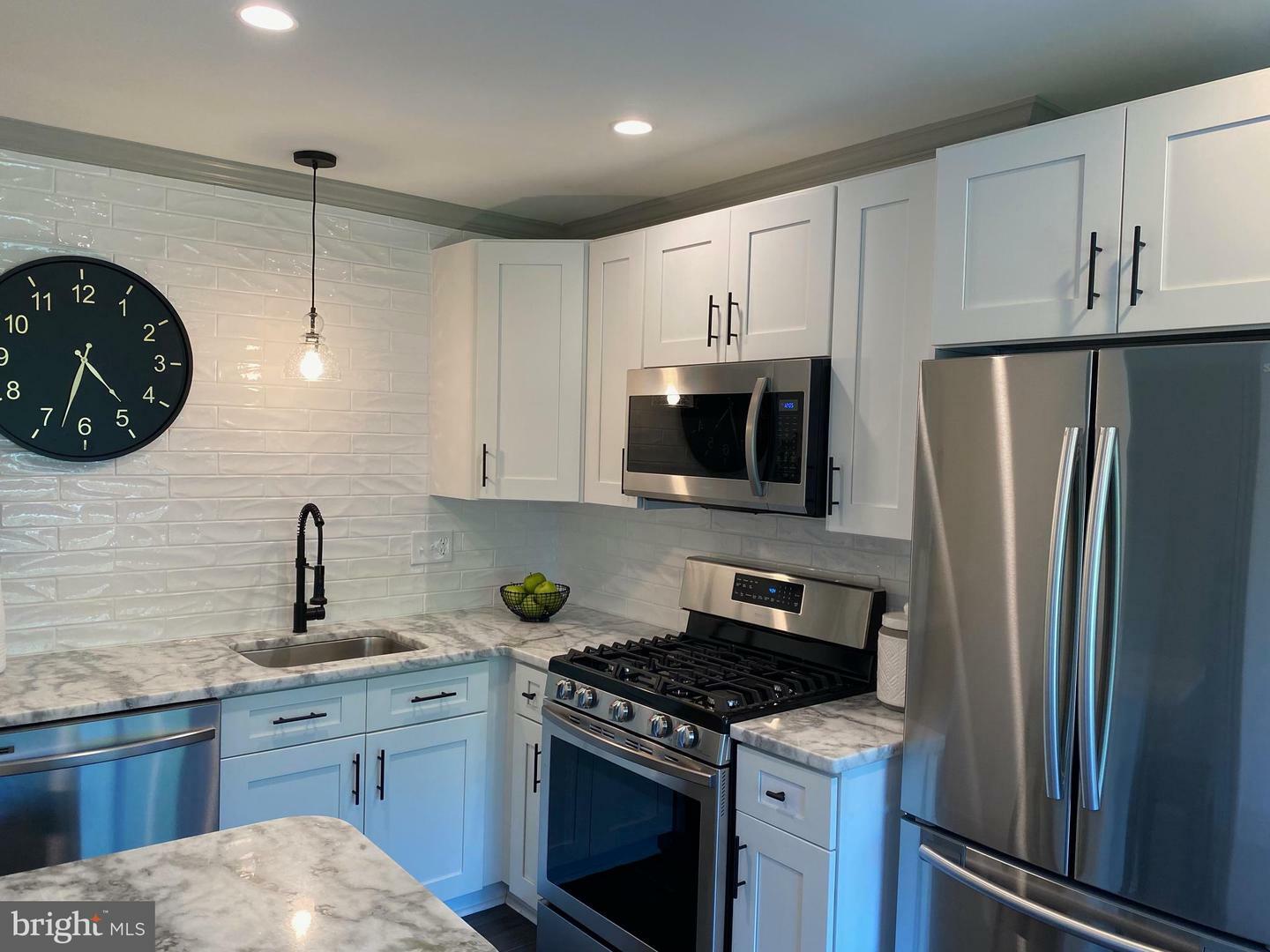 Property Photo: 125 Clubhouse Drive B SW 11 VA 20175