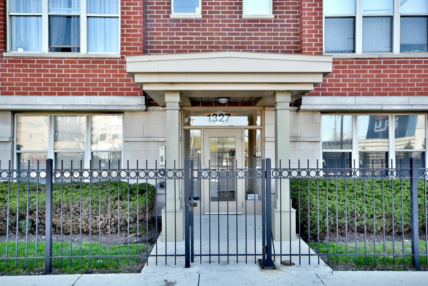Property Photo: 1327 North Halsted Street 1S IL 60622