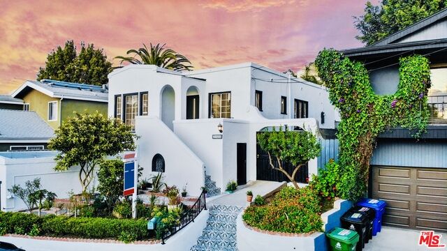 Property Photo:  2566 Lake View Ave  CA 90039 