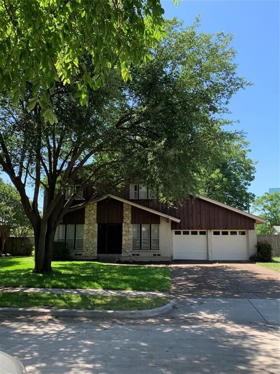 Property Photo: 12112 Ridgefair Place TX 75234