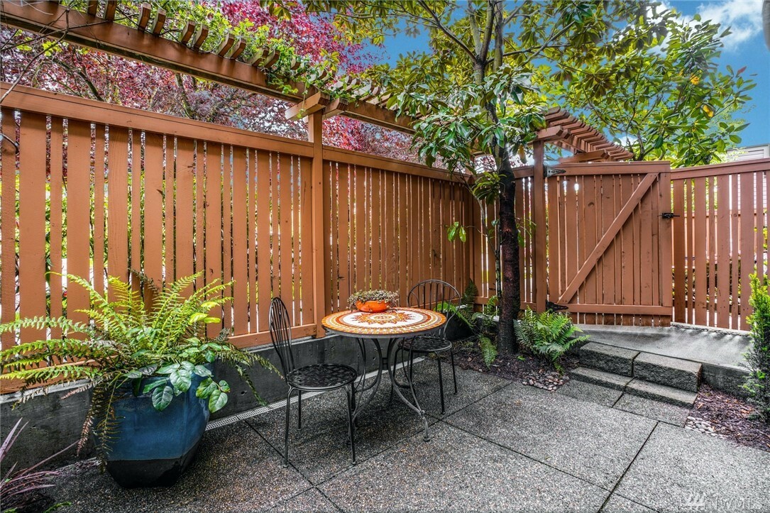 Property Photo:  2027 Minor Ave E B  WA 98102 