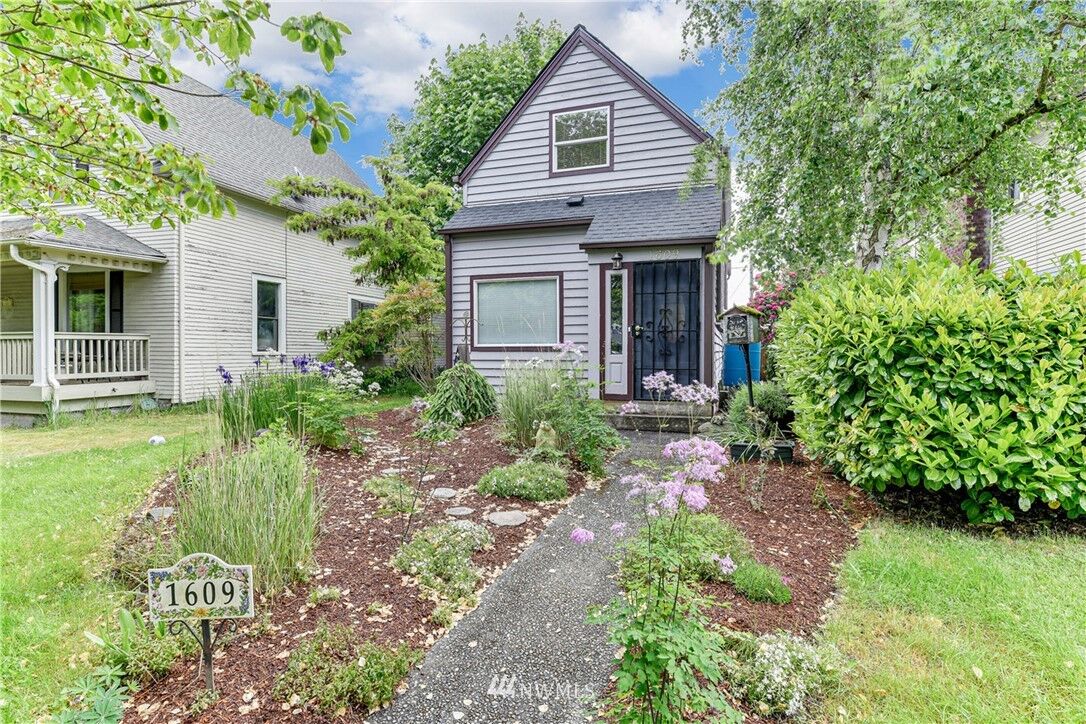 Property Photo:  1609 Rucker Avenue  WA 98201