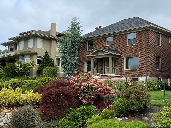Property Photo:  334 W Kinnear Place  WA 98119 