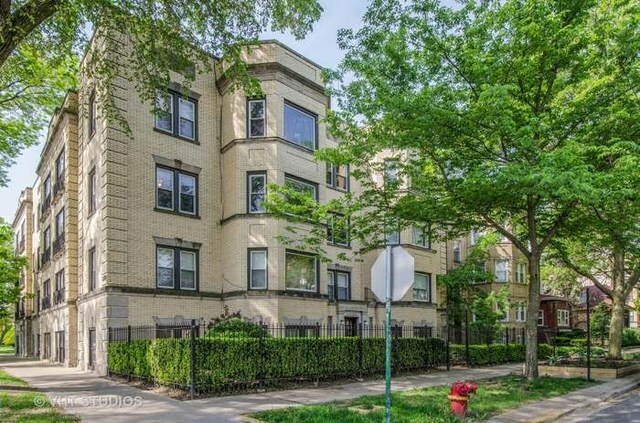Property Photo: 2003 West Arthur Avenue 3N IL 60645