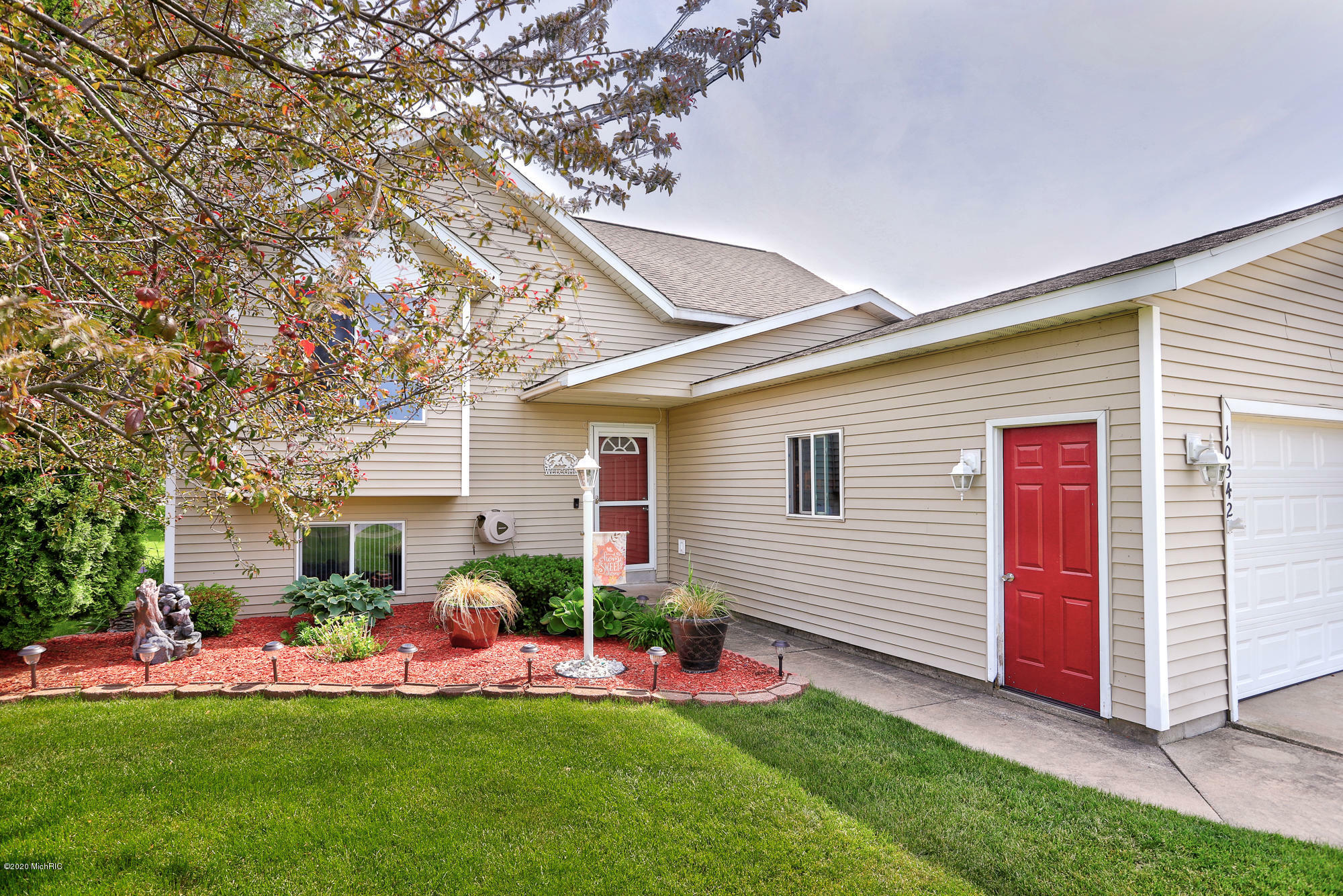 Property Photo: 10342 Lynwood Lane MI 49464