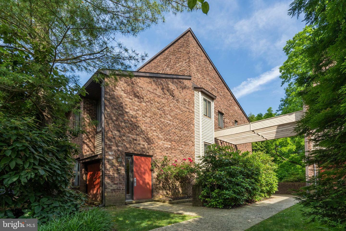 Property Photo: 909 Mountain View Drive PA 19087