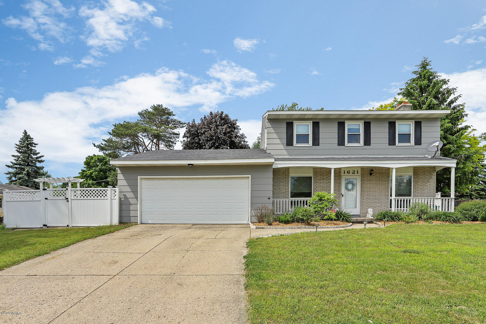 Property Photo:  1621 Mapleview Street SE  MI 49508 