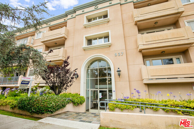 Property Photo: 937 12th St 301 CA 90403
