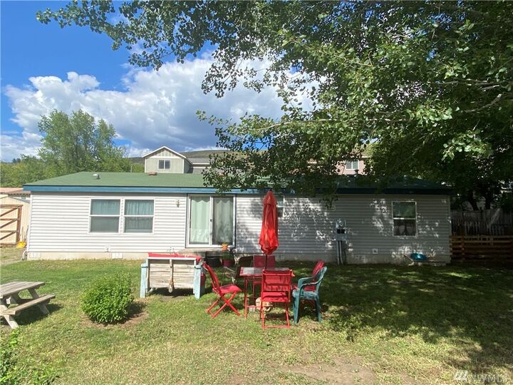 Property Photo: 814 Main Street WA 98862