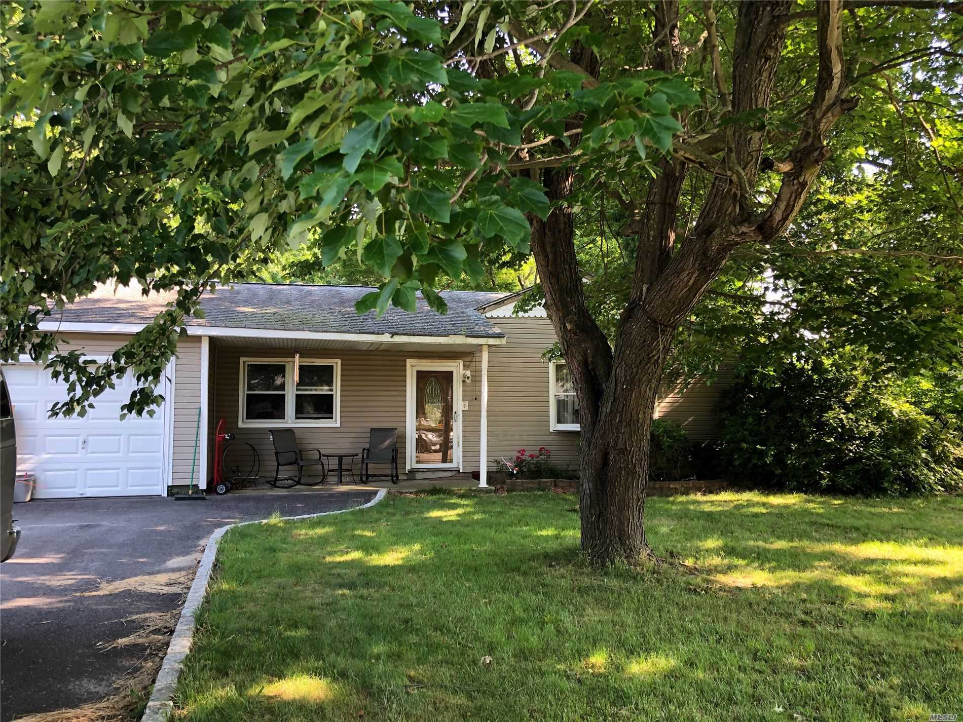 Property Photo:  57 Pentmoor Drive  NY 11950 