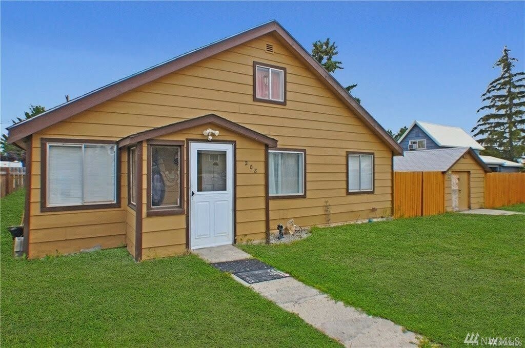 Property Photo:  208 W Walnut St  WA 98858 