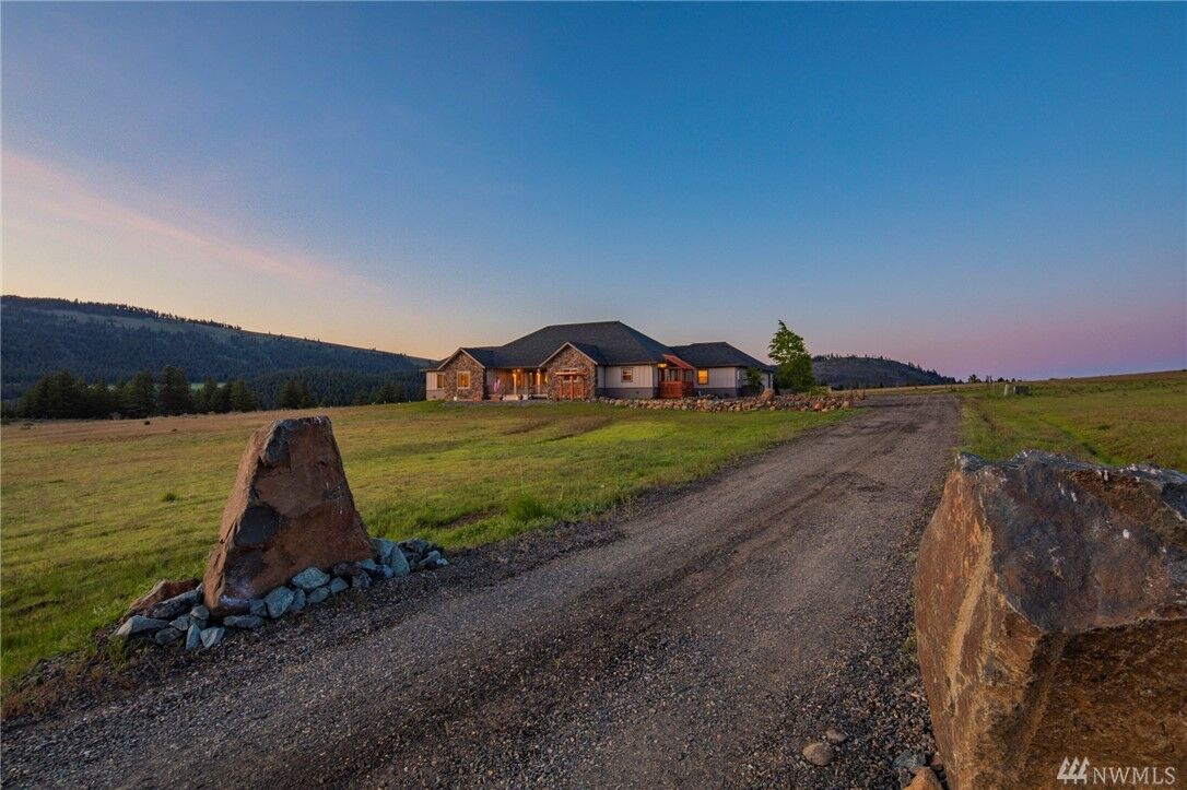 Property Photo: 830 Mountain Creek Drive WA 98922