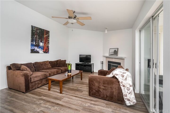 Property Photo:  1900 NE 48th Street E301  WA 98056 