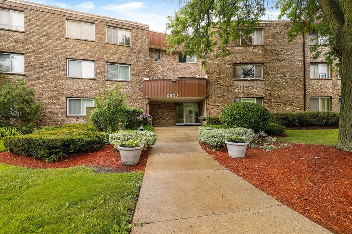 2650 Brookwood Way Drive 303B  Rolling Meadows IL 60008 photo