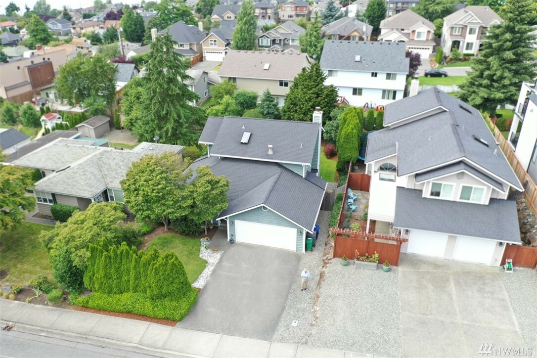 Property Photo:  1112 N 30th St  WA 98056 