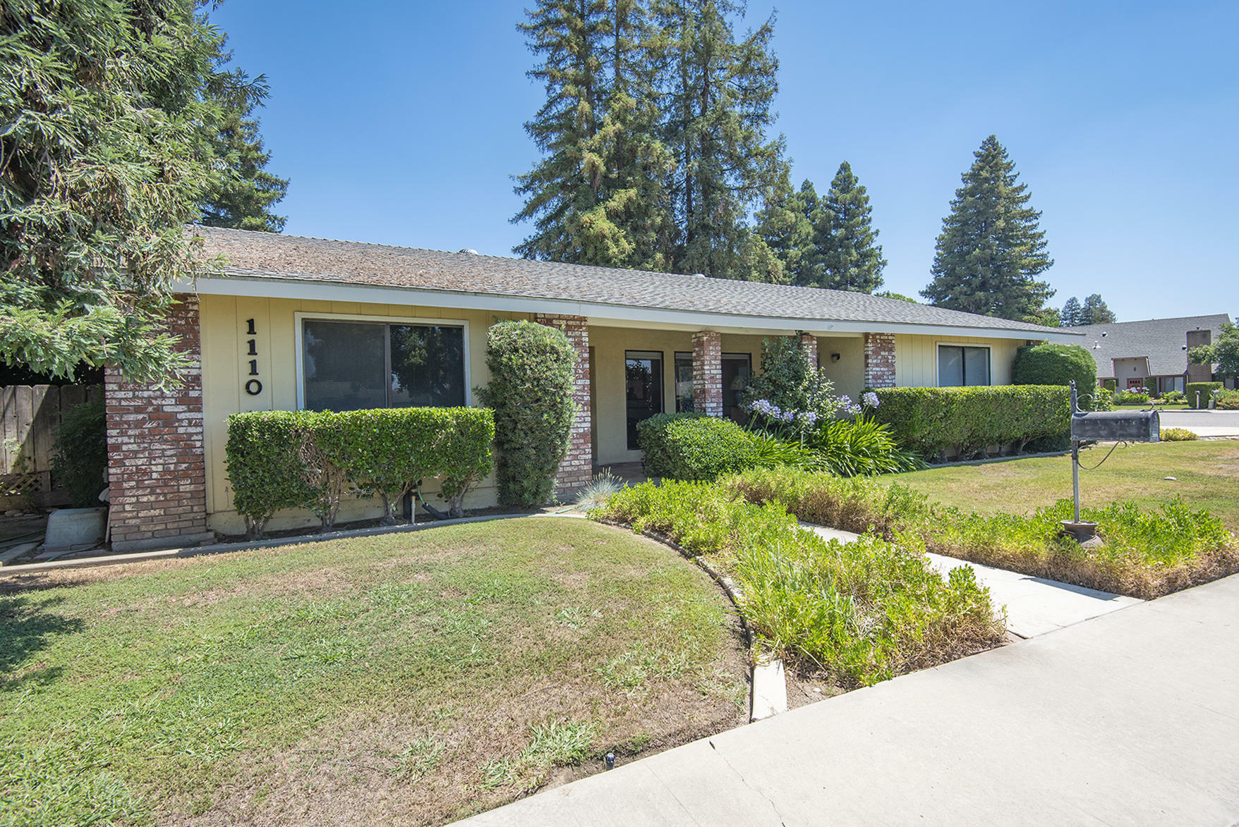 Property Photo:  1110 W Paradise Avenue  CA 93277 